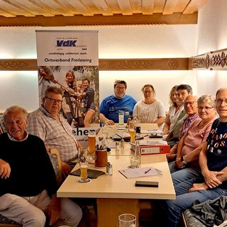 Gruppe von Ehrenamtlichen beim Stammtisch