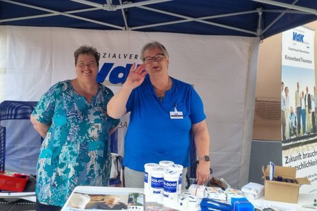 Das Bild zeigt den Infostand des VdK auf dem Traunsteiner Stadtplatz beim Tag der Vereine