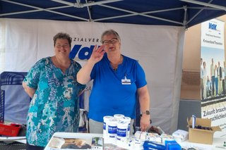 Das Bild zeigt den Infostand des VdK auf dem Traunsteiner Stadtplatz beim Tag der Vereine