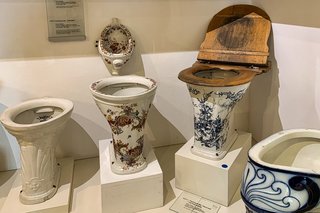 Im Keramikmuseum in Gmunden besichtigen wir die Sanitärgeschichte der letzten 200 Jahre: Klo und so.