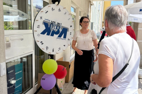 VdK-Sozialrechtsberaterin Natalie Seibert gab den G&auml;sten wertvolle Informationen zu den Angeboten und Leistungen des VdK. Daneben sorgte das Gl&uuml;cksrad f&uuml;r zus&auml;tzliche Begeisterung und spannende Gewinne.