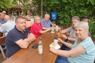 Teilnehmer beim Kellerbesuch