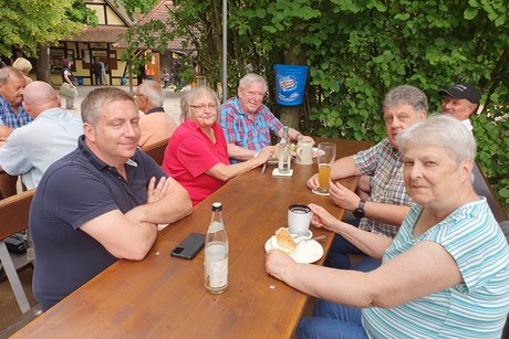 Teilnehmer beim Kellerbesuch