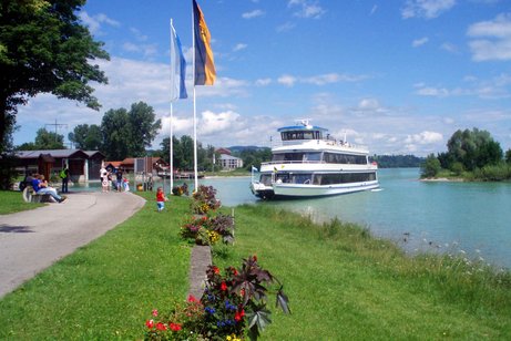 Ein Ausflugsschiff an der Bootsanlegestelle in F&uuml;ssen/Allg&auml;u