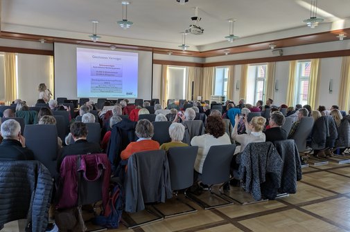 voller Saal mit Besuchern