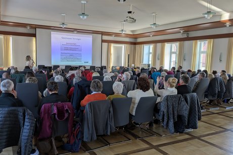 voller Saal mit Besuchern