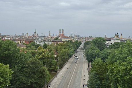 Blick vom Bayerischen Landtag auf die Maximilianstra&szlig;e und Marienkirche