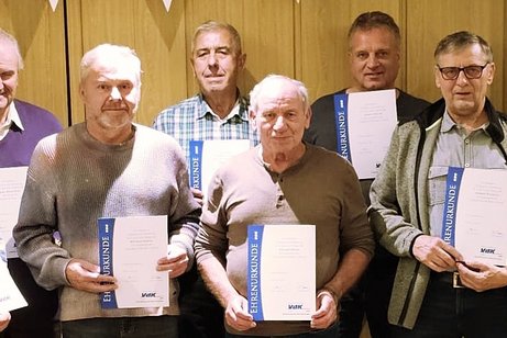 Die Geehrten des VdK Steinberg (von links) Oswald Peter, Karl-Heinz Noll, Mattias Martin, Franz Weisser, Roland Freund, Markus Müller und Norbert Buckreus. Rechts VdK-Ortsvorsitzender Wolfgang Förtsch.