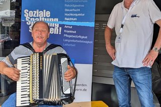 Abgebildet ist der Musiker Toni Holhut mit dem Kreisvorsitzenden Bert Horn