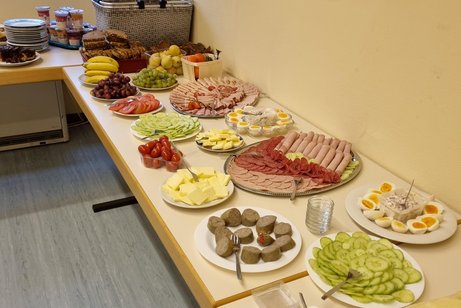 Foto von den köstlichen Wurst- und Käseplatten, die beim VdK-Frühstück angeboten werden