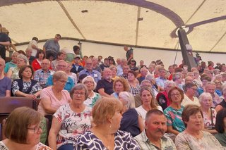 Zuschauer sitzen auf der Tribüne der Luisenburgfestspiele