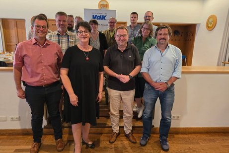 VdK-Kreisvorsitzende Susann Enders mit den Kommunalpolitikern und -politikerinnen des Landkreises Garmisch-Partenkirchen