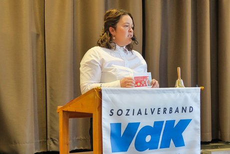 Frau Susanne Kiefel als Referentin des Malteser Hilfsdienstes spricht