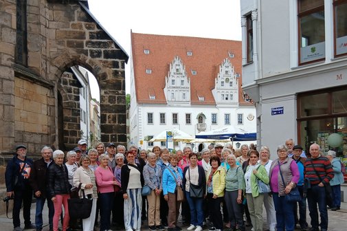 Gruppenfoto vor dem Rathaus in Mei&szlig;en