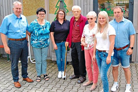 Die neue Vorstandschaft mit Kreisgeschäftsführer Helmut Plenk (v.l.) Vorsitzende Angela Gmeinwieser, den Beisitzern Silke Aigner und Peter Kammerl, 2. Vorsitzender und Frauenbeauftragter Rosemarie Breindl, Schriftführerin Magdalena Wittmann, und Kassier Markus Aigner. Es fehlen die Beisitzer Josef Haimerl und Markus Weindl