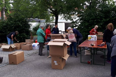 Archivbild "Rumänienhilfe" - Dr. Herbert Schwarz mit seinen fleißigen Helfern Archivbild "Rumänienhilfe" - Dr. Herbert Schwarz mit seinen fleißigen Helfern