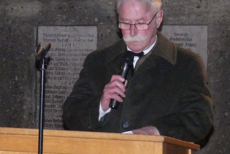 Ortsvorsitzender Ludwig Wetzelsberger bei der Ansprache am Kriegerdenkmal