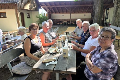 Teilnehmer beim Treffen auf dem Dorfkeller in Hallerndorf