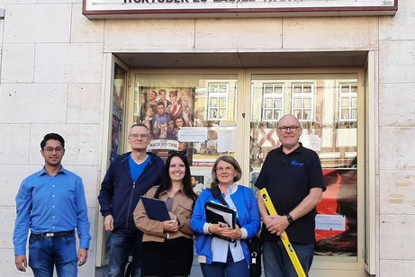 Bild von links Pierre Lieske (VdK-Kreisgesch&auml;ftsf&uuml;hrer), Christian Lorenz (VdK-Berater f&uuml;r Barrierefreiheit), Jenni Kranich (Theaterleitung), Nadja Schillikowski (kommunale Behindertenbeauftragte) und Dieter Lebert (Kinoinhaber)
