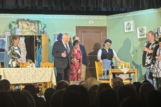 Theateraufführung "Club der ewigen Jungfrauen"