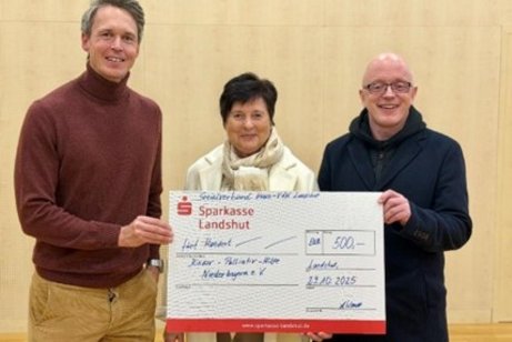 v. li. n. re.: Bei der Spendenübergabe Maximilian Rüb, Vorstandsvorsitzender der Kinder-Palliativ-Hilfe Niederbayern e.V. mit 1. Kreisvorsitzende und Vertreterin für die jüngeren Mitglieder Andrea Wendt und Kreisvorstand Heinz Haupt vom VdK Kreisverba v. li. n. re.: Bei der Spendenübergabe Maximilian Rüb, Vorstandsvorsitzender der Kinder-Palliativ-Hilfe Niederbayern e.V. mit 1. Kreisvorsitzende und Vertreterin für die jüngeren Mitglieder Andrea Wendt und Kreisvorstand Heinz Haupt vom VdK Kreisverband Landshut