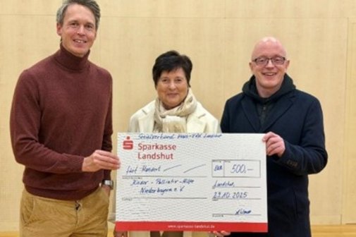 v. li. n. re.: Bei der Spendenübergabe Maximilian Rüb, Vorstandsvorsitzender der Kinder-Palliativ-Hilfe Niederbayern e.V. mit 1. Kreisvorsitzende und Vertreterin für die jüngeren Mitglieder Andrea Wendt und Kreisvorstand Heinz Haupt vom VdK Kreisverband Landshut