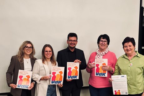 v. li. n. re. Franziska Glatz (Sozialrechtsberaterin), Stefanie Lorenz (Sozialrechtsberaterin) Maximilian Gürtler (Kreisgeschäftsführer KV Landshut), Krautner Erika (Ortsvorsitzende OV Landshut re. d. Isar, Vertreterin der Frauen), Wendt Andrea(Kreis v. li. n. re. Franziska Glatz (Sozialrechtsberaterin), Stefanie Lorenz (Sozialrechtsberaterin) Maximilian Gürtler (Kreisgeschäftsführer KV Landshut), Krautner Erika (Ortsvorsitzende OV Landshut re. d. Isar, Vertreterin der Frauen), Wendt Andrea(Kreisvorsitzende KV La., Vertreterin der jüngeren Generation im KV Landshut; Ortsvorsitzende OV Ergolding)