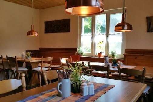 Gastraum des "Haarther Keller" mit Blickrichtung hinterrer Gastraum mit Tische und St&uuml;hle