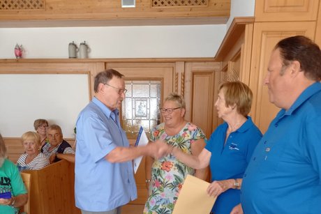 Gratulation Übergabe der Urkunde