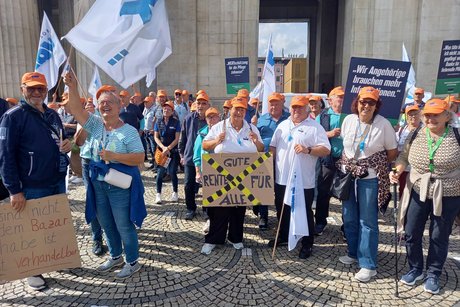 Foto (Birgit Himmel) Mitglieder des VdK-Arberland bei der Demo