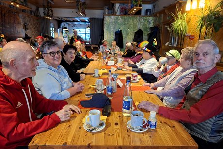 Fröhliche Tischrunde Fröhliche Tischrunde