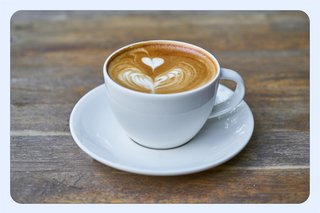 Kaffeetasse mit Schaum in Herzform