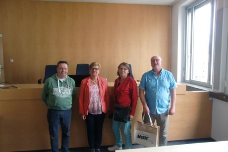 Bild zeigt die Vorstandschaft des VdK Esselbach-Altfeld im Sitzungssaal der 6.Kammer des Sozialgerichts in W&uuml;rburg