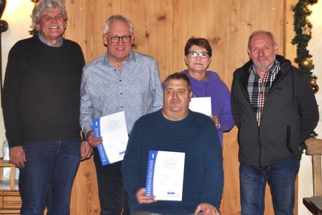 Über ihre Ehrungen für 10 Jahre Mitgliedschaft im VdK freuten sich die Wirtsleute des Gasthofes Bauernhanna, Karlheinz und Birgit Bauer. Schon 20 Jahre dabei ist Steffen Weigold. Es gratulierten Ortsvorsitzender Wolfgang Förtsch und Stv. Ortsvorsitzender Roland Freund.