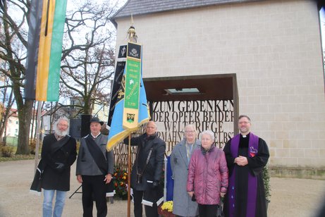 Teile der Ortsvorstandschaft mit der frisch geweihten Fahne