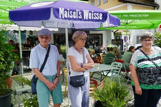 Unsere Ausflügler auf dem kurzen Weg zur Kirche in Traunkirchen mit der Fischerkanzel