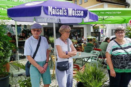 Unsere Ausflügler auf dem kurzen Weg zur Kirche in Traunkirchen mit der Fischerkanzel