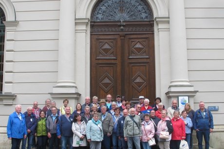 Ausflugsgruppe des VdK Ortsverbandes Krumbach vor dem Historisches Wasserwerk am Hochablass in Augsburg