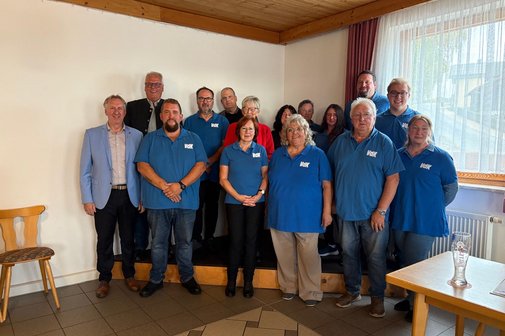 Foto:(VdK Lindberg) von rechts: Melanie Klimm, Alexander Klimm, Leo Klimm, Manuel Spona, Daniela Hasenkopf, Heidi Rei&szlig;beck, Roswitha Klimm, Martina Denk, Gilg Annemarie, K&ouml;nig Christine, Pfarrer Armin Riesinger, G&uuml;nther Kohlbauer, Marco Klimm, 2. B&uuml;rgermeister Eugen Stadler, Helmut Plenk.