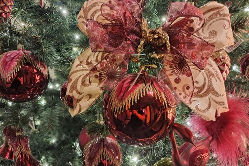 Tanne mit roten Christbaumkugeln geschm&uuml;ckt