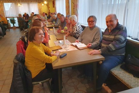 Teilnehmer beim Karpfenessen in Trailsdorf