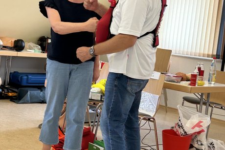 Der Kursleiter wird verarztet Der Kursleiter wird verarztet