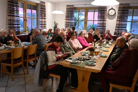 Nach dem offiziellen Teil erwarteten Kaffee und Christstollen die Versammlungsteilnehmer/innen.