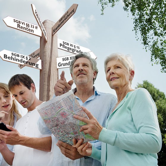 VdK als Wegweiser im Sozialrecht Ein jüngeres und ein älteres Pärchen suchen mit einer Karte nach etwas, hinter ihnen ein Wegweiser, auf dem verschiedene Begriffe aus dem Sozialrecht stehen.