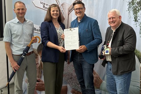 MdL Dr. Martin Brunnhuber (Zweiter von rechts) aus Erlstätt ist das 17.000. Mitglied des VdK-Kreisverbandes Traunstein. Der VdK-Kreisvorsitzende Franz Heuberger (rechts), der VdK-Kreisgeschäftsführer Bernhard Oberauer (links) und die VdK-Ortsvorsitzend Foto 17.000. Mitglied VdK Kreisverband Traunstein