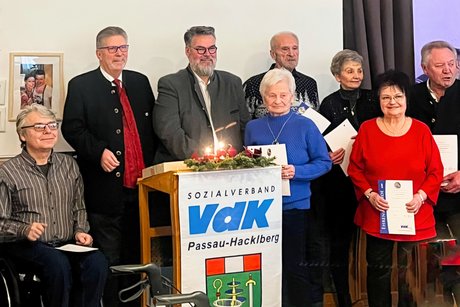 B&uuml;rgermeister Rother und der 1. Vorsitzende umringt von den Jubilaren