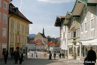 Sehenswertes ist die Marktstrasse, der Kalvarienberg und Kirche,die Leonhardikapelle,das Stadtmuseum Bad Tölz, das Bulle von Tölz-Museum, der Rosenpark, die Stadtpfarrkirche Maria Himmelfahrt und das umfangreiche Angebot zum Einkaufen.