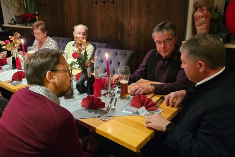 Man sieht den Bürgermeister Felbermeier im Gespräch