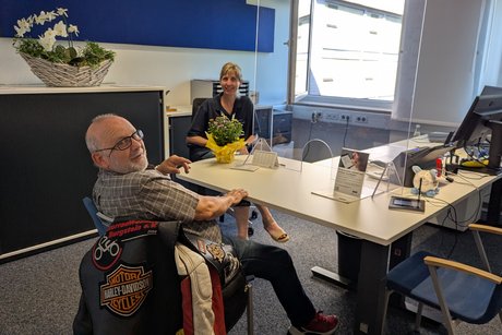 Ein Besucher im Gespr&auml;ch mit einer Mitarbeiterin