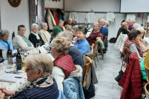 gemütliches Beisammensein bei der Weihnachtsfeier gemütliches Beisammensein bei der Weihnachtsfeier